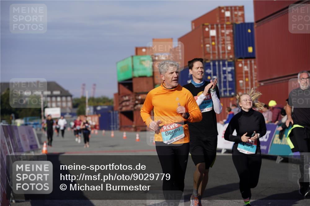 03.10.2025 - Köhlbrandbrückenlauf Michael Burmester http://msf.ph/oto/9029779 03.10.2025 10:34:48 Ziel 3551, 3552, 3553, 3673 meine-sportfotos.de