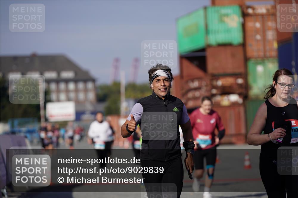 03.10.2025 - Köhlbrandbrückenlauf Michael Burmester http://msf.ph/oto/9029839 03.10.2025 10:35:00 Ziel 1728, 1750, 2667, 3588 meine-sportfotos.de