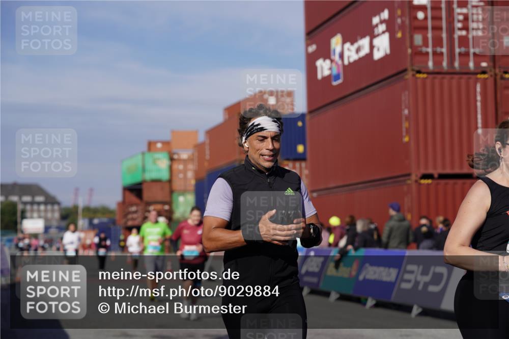 03.10.2025 - Köhlbrandbrückenlauf Michael Burmester http://msf.ph/oto/9029884 03.10.2025 10:35:03 Ziel 1728, 1750, 2667, 3588 meine-sportfotos.de