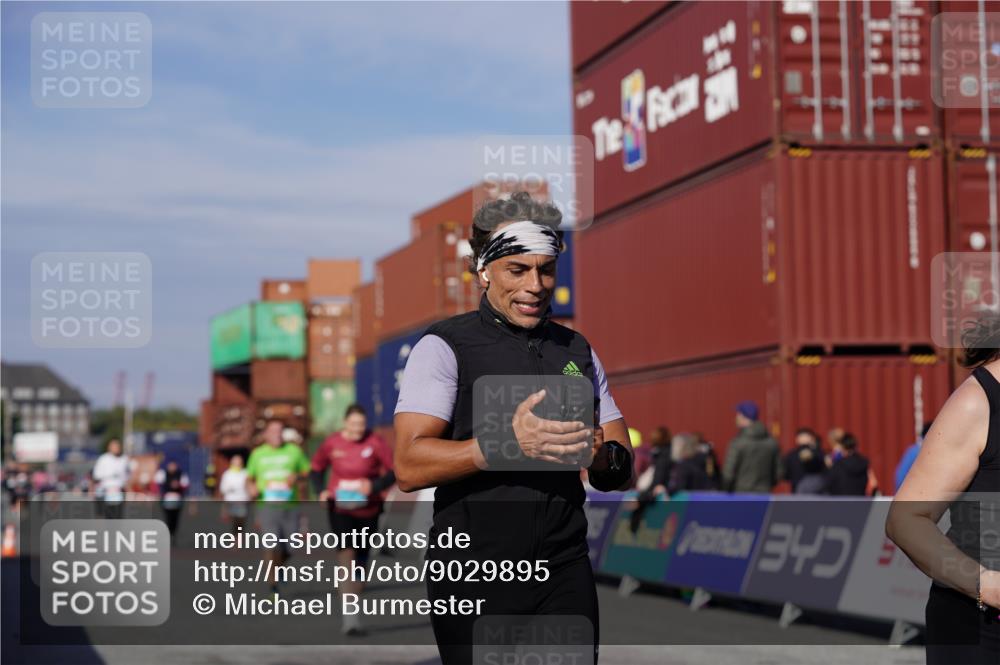 03.10.2025 - Köhlbrandbrückenlauf Michael Burmester http://msf.ph/oto/9029895 03.10.2025 10:35:03 Ziel 1728, 1750, 2667, 3588 meine-sportfotos.de