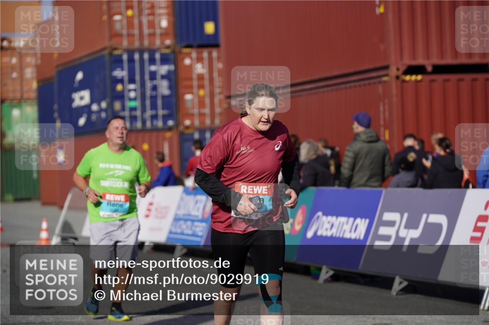 03.10.2025 - Köhlbrandbrückenlauf Michael Burmester http://msf.ph/oto/9029919 03.10.2025 10:35:06 Ziel 1750, 2667, 2999, 3000, 3001, 3588 meine-sportfotos.de
