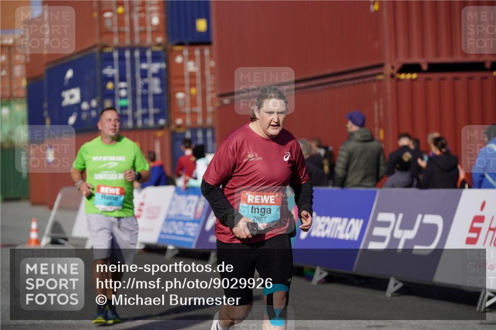 03.10.2025 - Köhlbrandbrückenlauf Michael Burmester http://msf.ph/oto/9029926 03.10.2025 10:35:06 Ziel 1750, 2667, 2999, 3000, 3001, 3588 meine-sportfotos.de