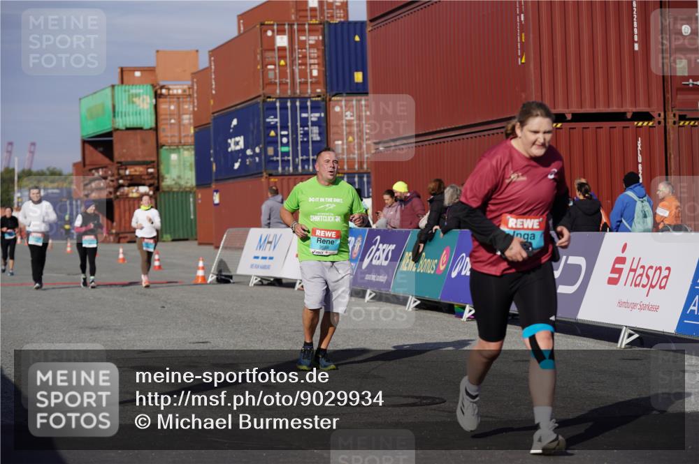 03.10.2025 - Köhlbrandbrückenlauf Michael Burmester http://msf.ph/oto/9029934 03.10.2025 10:35:06 Ziel 1750, 2667, 2999, 3000, 3001, 3588 meine-sportfotos.de