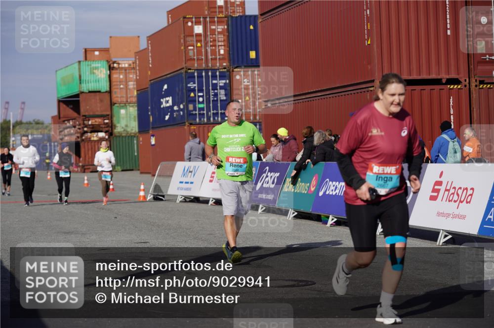 03.10.2025 - Köhlbrandbrückenlauf Michael Burmester http://msf.ph/oto/9029941 03.10.2025 10:35:06 Ziel 1750, 2667, 2999, 3000, 3001, 3588 meine-sportfotos.de