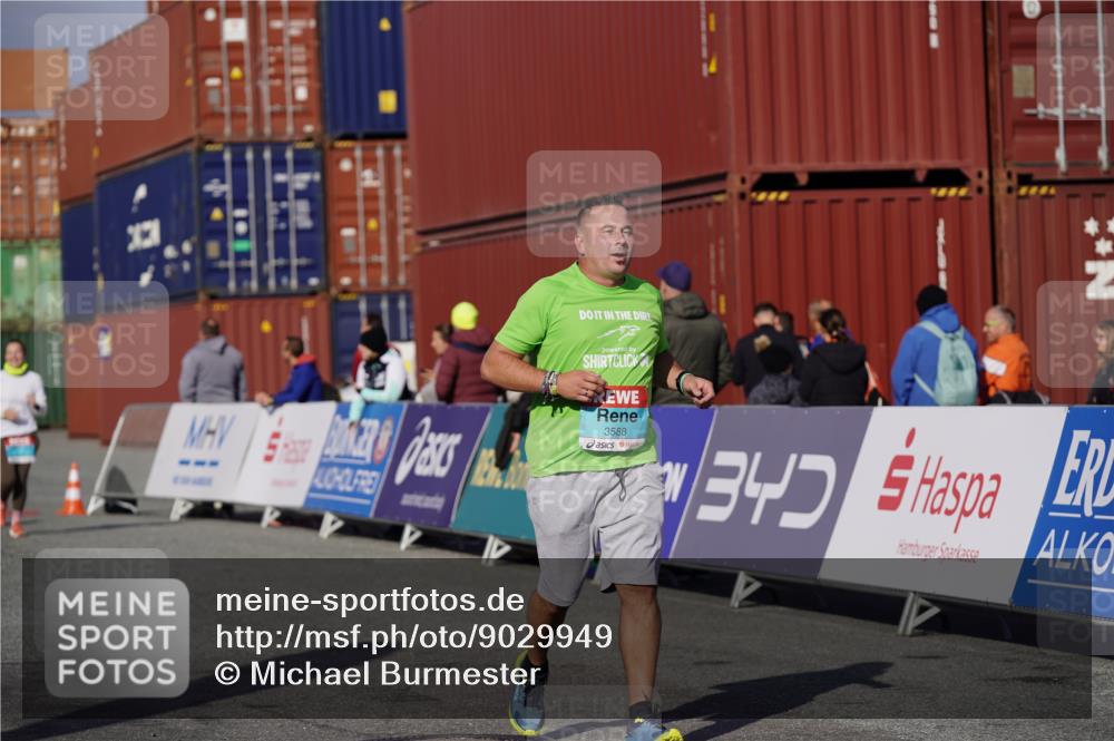 03.10.2025 - Köhlbrandbrückenlauf Michael Burmester http://msf.ph/oto/9029949 03.10.2025 10:35:08 Ziel 2667, 2999, 3000, 3001, 3588 meine-sportfotos.de