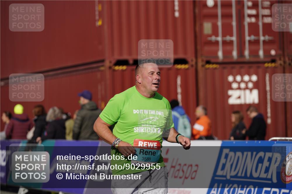 03.10.2025 - Köhlbrandbrückenlauf Michael Burmester http://msf.ph/oto/9029955 03.10.2025 10:35:08 Ziel 2667, 2999, 3000, 3001, 3588 meine-sportfotos.de