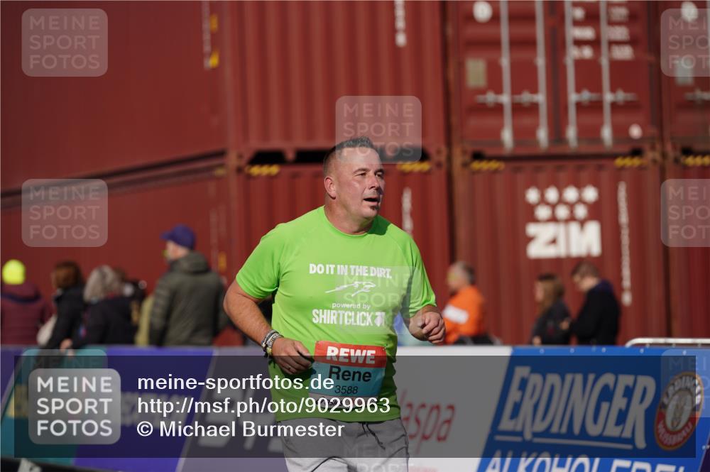 03.10.2025 - Köhlbrandbrückenlauf Michael Burmester http://msf.ph/oto/9029963 03.10.2025 10:35:09 Ziel 2667, 2999, 3000, 3001, 3588 meine-sportfotos.de