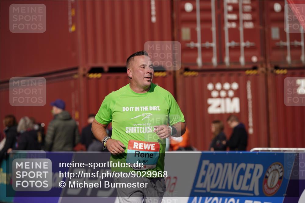 03.10.2025 - Köhlbrandbrückenlauf Michael Burmester http://msf.ph/oto/9029968 03.10.2025 10:35:09 Ziel 2667, 2999, 3000, 3001, 3588 meine-sportfotos.de