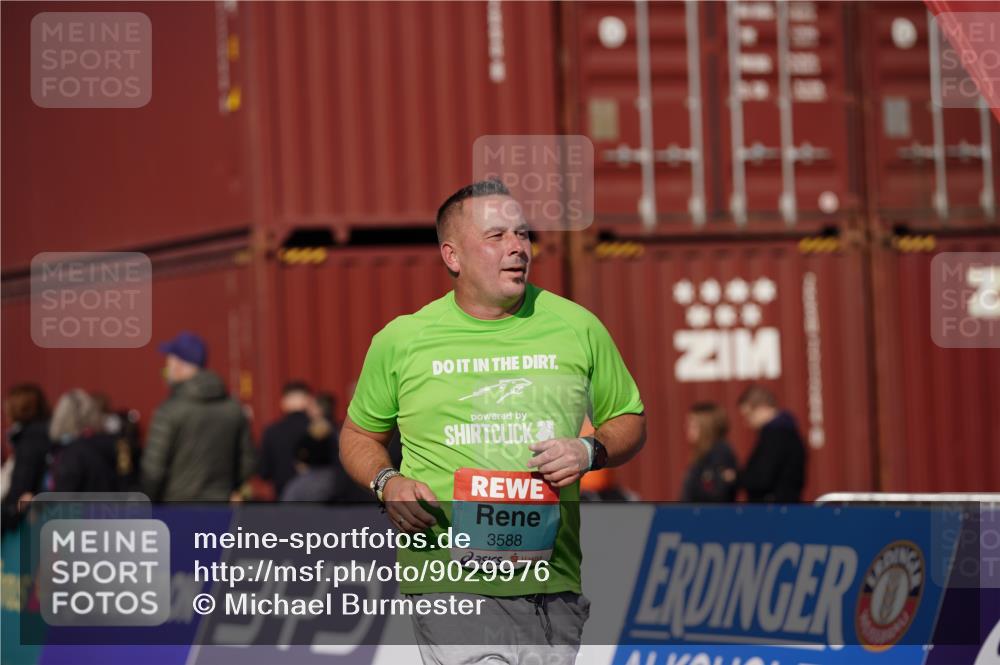 03.10.2025 - Köhlbrandbrückenlauf Michael Burmester http://msf.ph/oto/9029976 03.10.2025 10:35:09 Ziel 2667, 2999, 3000, 3001, 3588 meine-sportfotos.de
