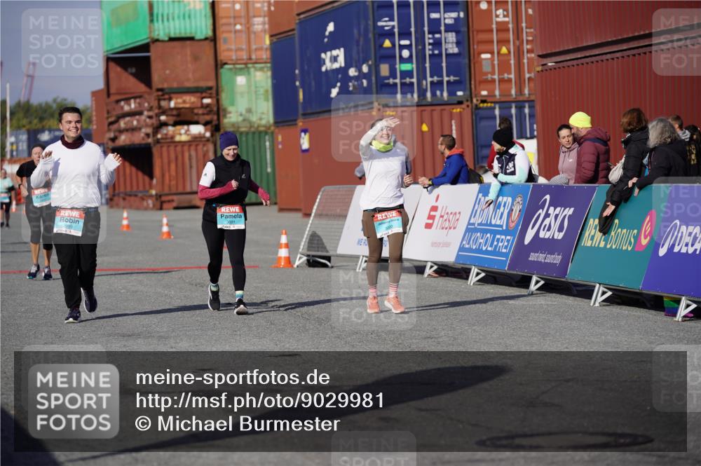 03.10.2025 - Köhlbrandbrückenlauf Michael Burmester http://msf.ph/oto/9029981 03.10.2025 10:35:11 Ziel 2397, 2999, 3000, 3001, 3588 meine-sportfotos.de