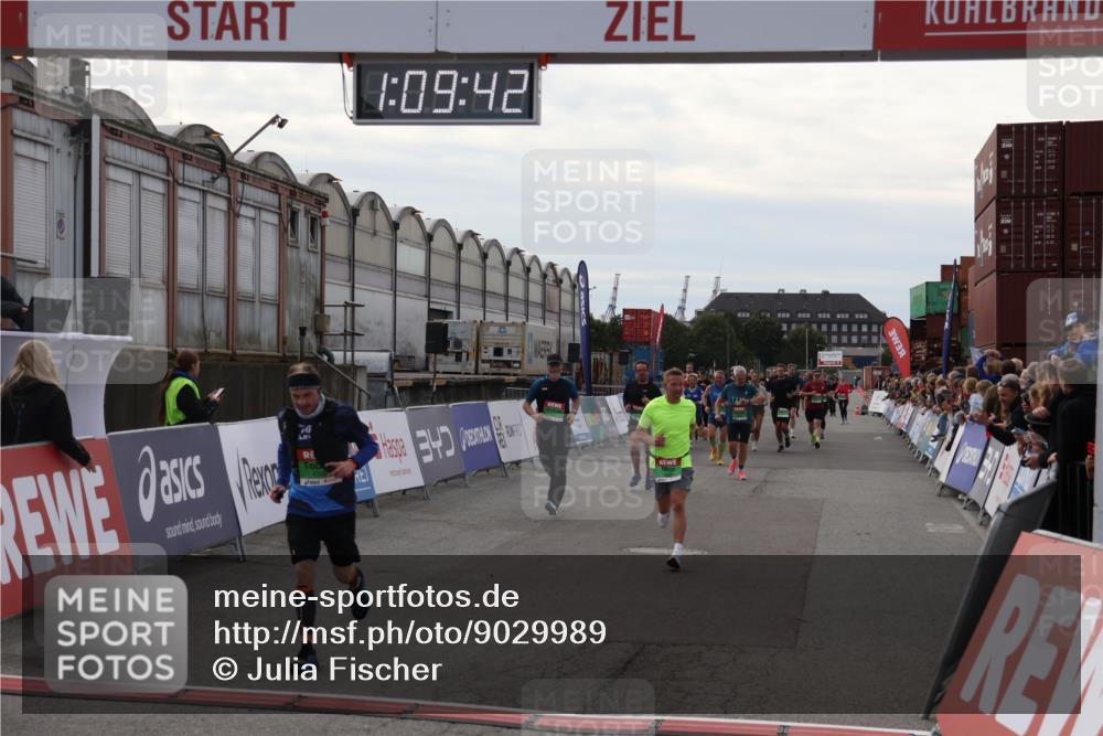 03.10.2025 - Köhlbrandbrückenlauf Julia Fischer http://msf.ph/oto/9029989 03.10.2025 16:09:42 Ziel 7609, 8826, 8834, 8984, 9024, 9150, 9301, 9410, 9419, 9567 meine-sportfotos.de