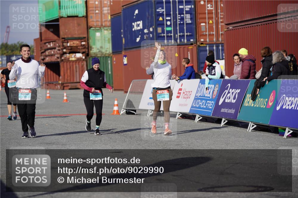 03.10.2025 - Köhlbrandbrückenlauf Michael Burmester http://msf.ph/oto/9029990 03.10.2025 10:35:11 Ziel 2397, 2999, 3000, 3001, 3588 meine-sportfotos.de