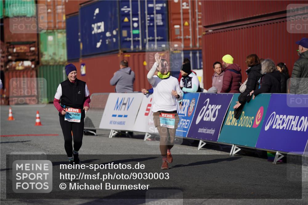 03.10.2025 - Köhlbrandbrückenlauf Michael Burmester http://msf.ph/oto/9030003 03.10.2025 10:35:12 Ziel 2397, 2999, 3000, 3001 meine-sportfotos.de