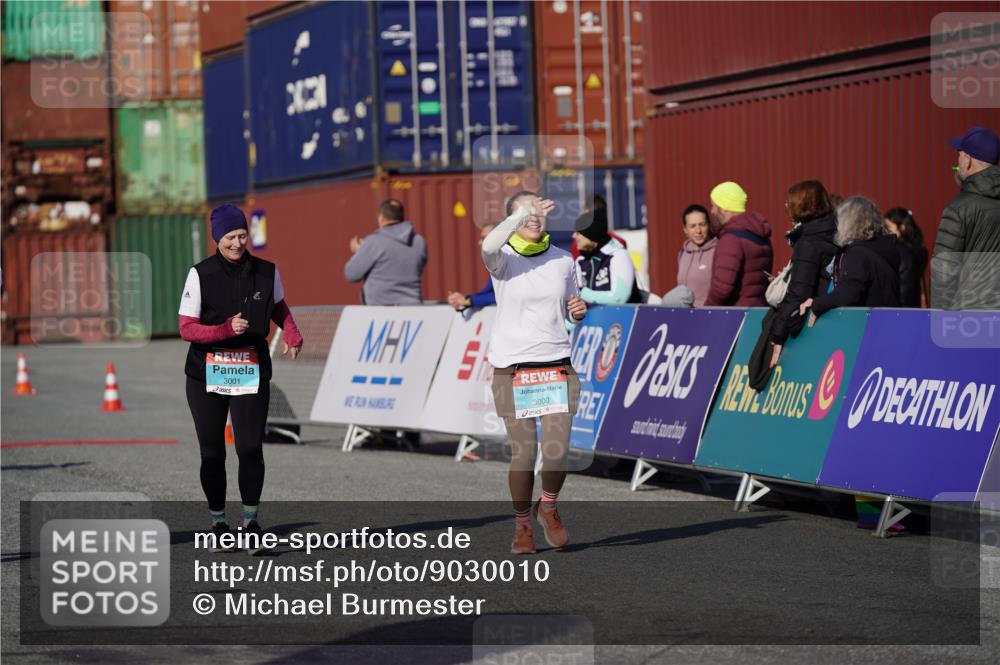 03.10.2025 - Köhlbrandbrückenlauf Michael Burmester http://msf.ph/oto/9030010 03.10.2025 10:35:12 Ziel 2397, 2999, 3000, 3001 meine-sportfotos.de