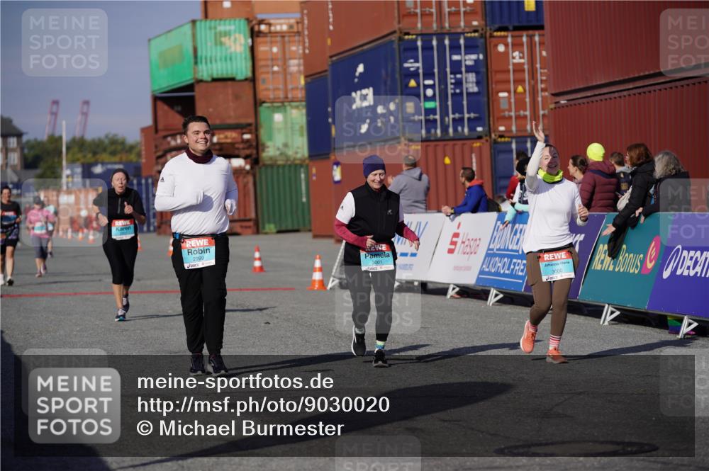 03.10.2025 - Köhlbrandbrückenlauf Michael Burmester http://msf.ph/oto/9030020 03.10.2025 10:35:13 Ziel 2397, 2999, 3000, 3001 meine-sportfotos.de