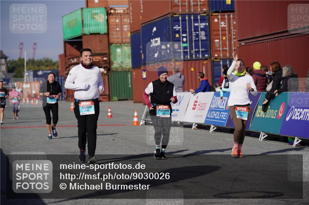 03.10.2025 - Köhlbrandbrückenlauf Michael Burmester http://msf.ph/oto/9030026 03.10.2025 10:35:14 Ziel 2397, 2999, 3000, 3001 meine-sportfotos.de