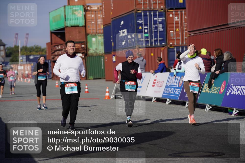 03.10.2025 - Köhlbrandbrückenlauf Michael Burmester http://msf.ph/oto/9030035 03.10.2025 10:35:14 Ziel 2397, 2999, 3000, 3001 meine-sportfotos.de