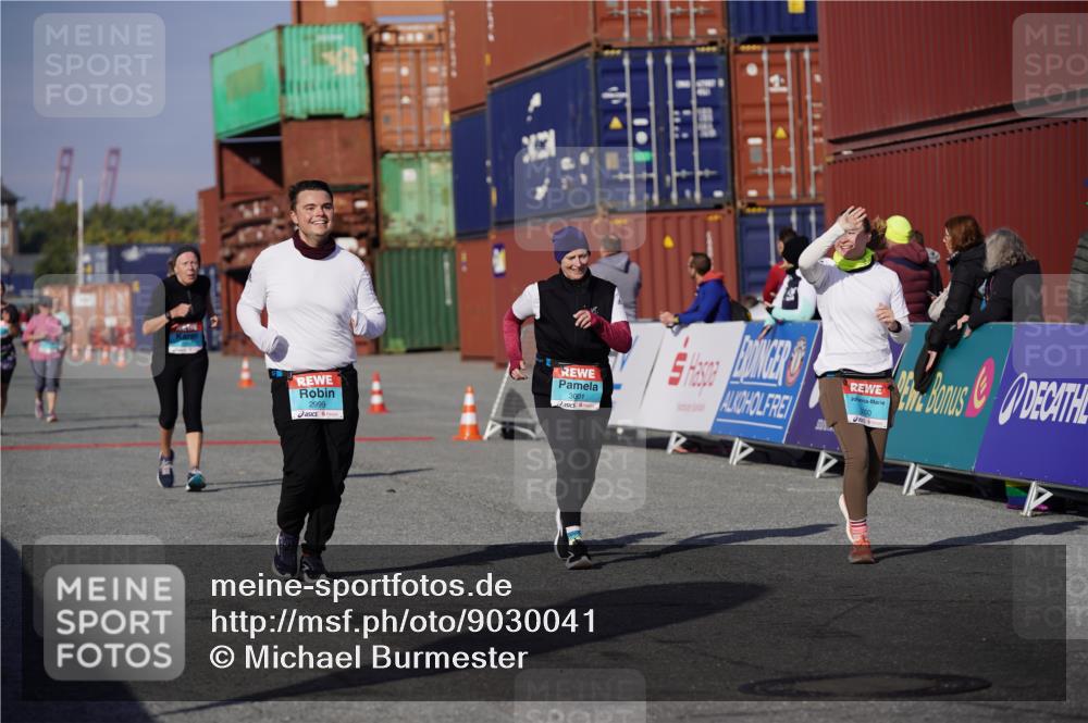 03.10.2025 - Köhlbrandbrückenlauf Michael Burmester http://msf.ph/oto/9030041 03.10.2025 10:35:14 Ziel 2397, 2999, 3000, 3001 meine-sportfotos.de