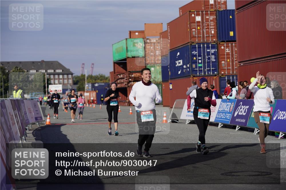 03.10.2025 - Köhlbrandbrückenlauf Michael Burmester http://msf.ph/oto/9030047 03.10.2025 10:35:14 Ziel 2397, 2999, 3000, 3001 meine-sportfotos.de