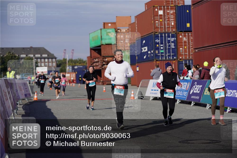 03.10.2025 - Köhlbrandbrückenlauf Michael Burmester http://msf.ph/oto/9030063 03.10.2025 10:35:15 Ziel 2397, 2999, 3000, 3001 meine-sportfotos.de