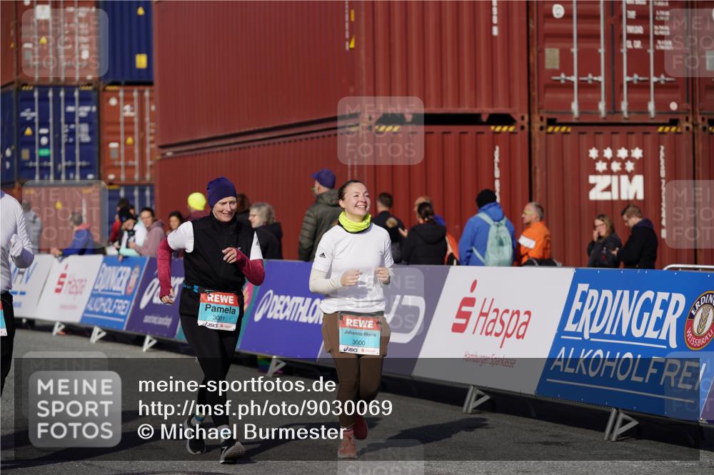 03.10.2025 - Köhlbrandbrückenlauf Michael Burmester http://msf.ph/oto/9030069 03.10.2025 10:35:16 Ziel 2397, 2999, 3000, 3001 meine-sportfotos.de