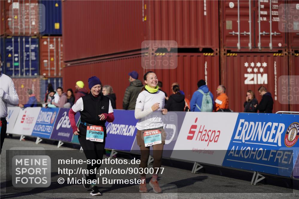 03.10.2025 - Köhlbrandbrückenlauf Michael Burmester http://msf.ph/oto/9030077 03.10.2025 10:35:16 Ziel 2397, 2999, 3000, 3001 meine-sportfotos.de