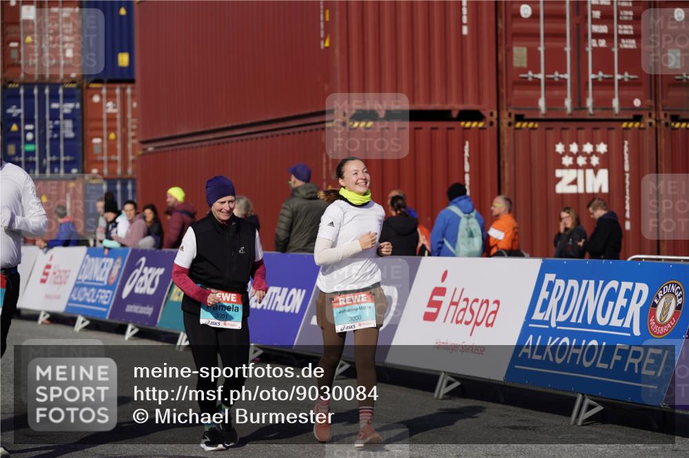 03.10.2025 - Köhlbrandbrückenlauf Michael Burmester http://msf.ph/oto/9030084 03.10.2025 10:35:16 Ziel 2397, 2999, 3000, 3001 meine-sportfotos.de