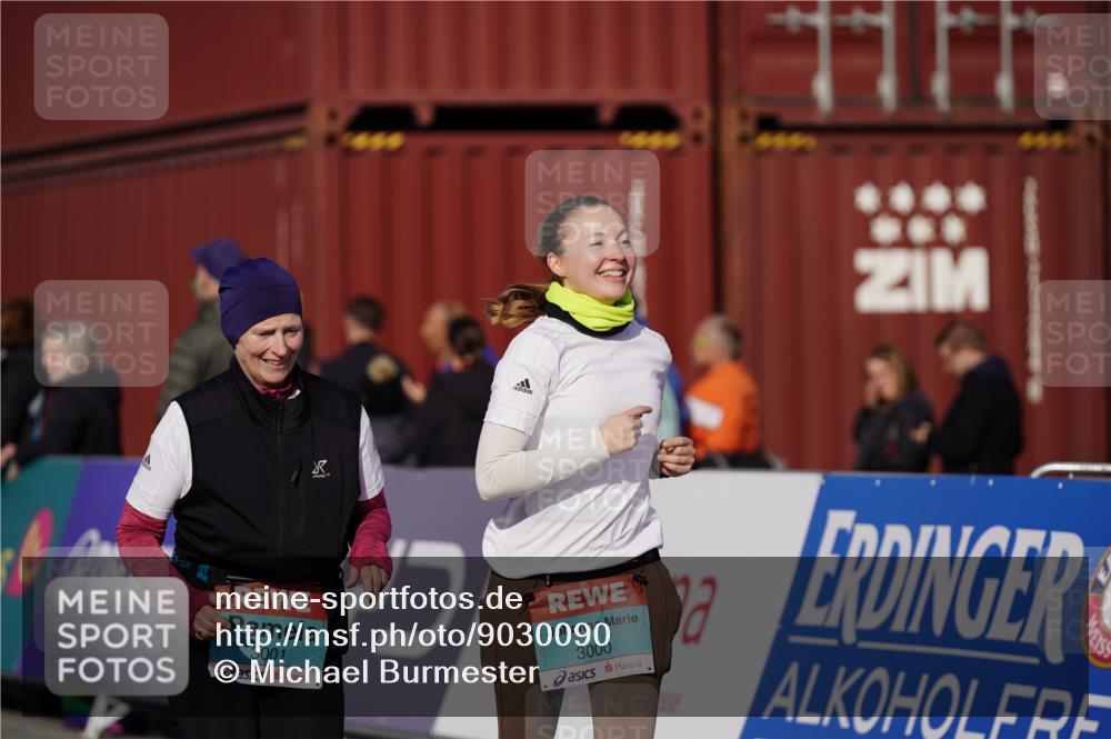 03.10.2025 - Köhlbrandbrückenlauf Michael Burmester http://msf.ph/oto/9030090 03.10.2025 10:35:17 Ziel 2397, 2936, 2999, 3000, 3001 meine-sportfotos.de