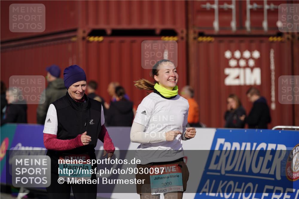 03.10.2025 - Köhlbrandbrückenlauf Michael Burmester http://msf.ph/oto/9030097 03.10.2025 10:35:17 Ziel 2397, 2936, 2999, 3000, 3001 meine-sportfotos.de
