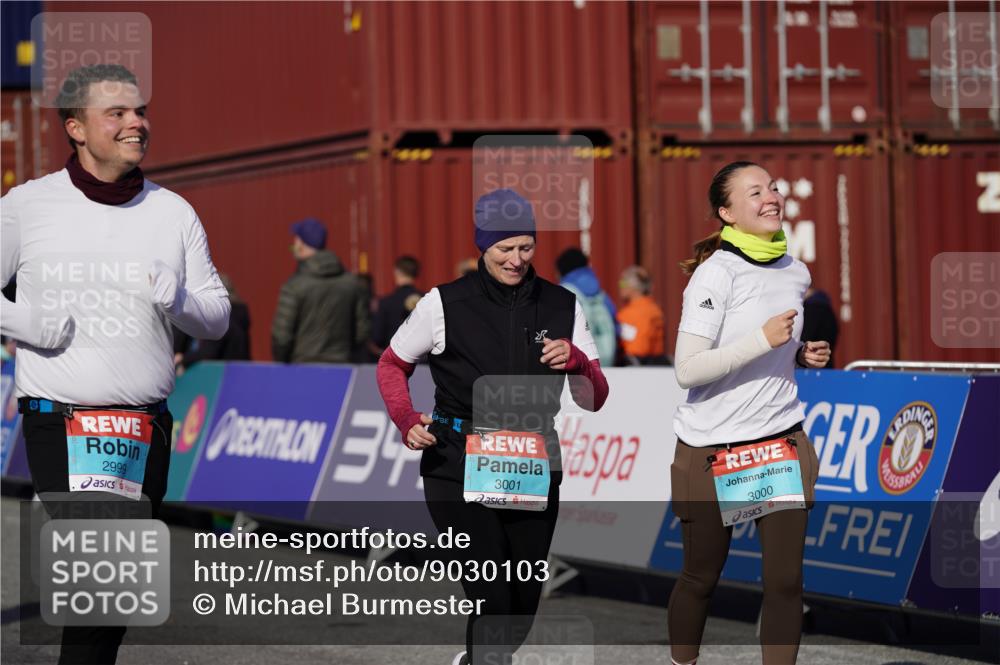 03.10.2025 - Köhlbrandbrückenlauf Michael Burmester http://msf.ph/oto/9030103 03.10.2025 10:35:18 Ziel 2397, 2936, 2999, 3000, 3001 meine-sportfotos.de