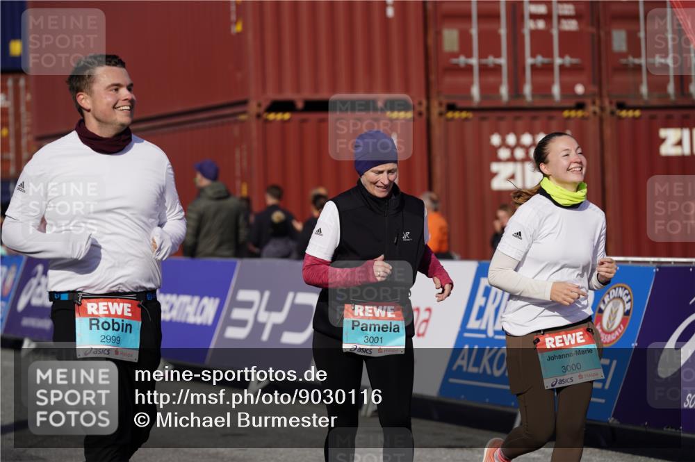 03.10.2025 - Köhlbrandbrückenlauf Michael Burmester http://msf.ph/oto/9030116 03.10.2025 10:35:18 Ziel 2397, 2936, 2999, 3000, 3001 meine-sportfotos.de