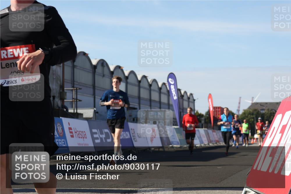 03.10.2025 - Köhlbrandbrückenlauf Luisa Fischer http://msf.ph/oto/9030117 03.10.2025 13:03:44 Ziel 4063, 4274, 4322, 4422, 5639, 5799, 6025, 6341, 6706 meine-sportfotos.de