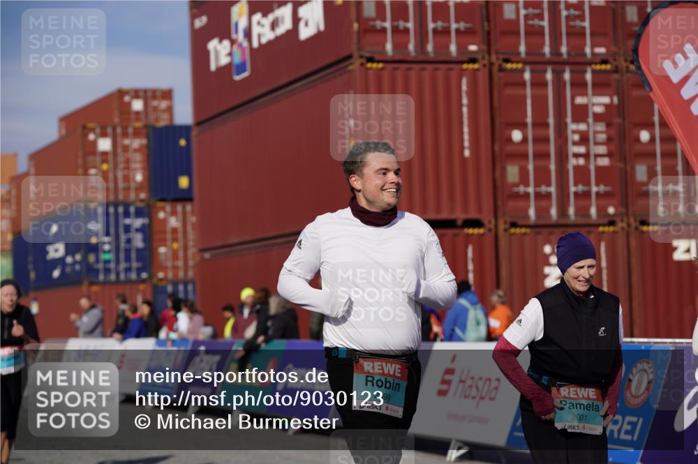 03.10.2025 - Köhlbrandbrückenlauf Michael Burmester http://msf.ph/oto/9030123 03.10.2025 10:35:18 Ziel 2397, 2936, 2999, 3000, 3001 meine-sportfotos.de