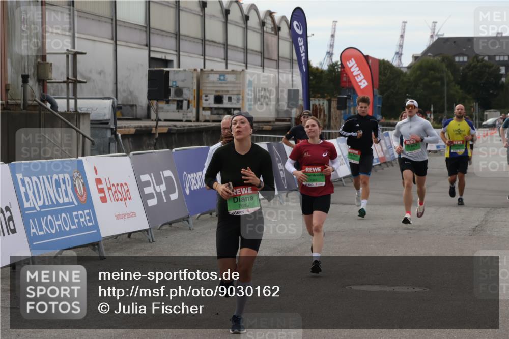 03.10.2025 - Köhlbrandbrückenlauf Julia Fischer http://msf.ph/oto/9030162 03.10.2025 16:10:30 Ziel 7112, 7126, 7139, 7217, 7304, 7384, 7385, 7421, 7543, 7648, 7844, 8097, 9542 meine-sportfotos.de