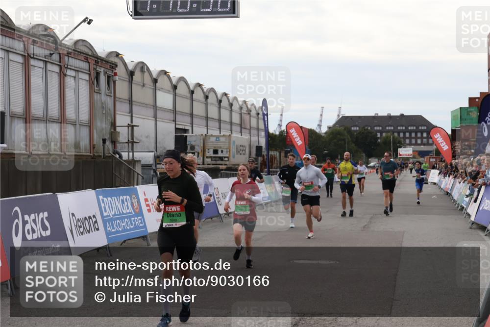 03.10.2025 - Köhlbrandbrückenlauf Julia Fischer http://msf.ph/oto/9030166 03.10.2025 16:10:31 Ziel 7112, 7126, 7139, 7217, 7304, 7384, 7385, 7543, 7648, 7844, 8097, 8798, 9542, 9652 meine-sportfotos.de