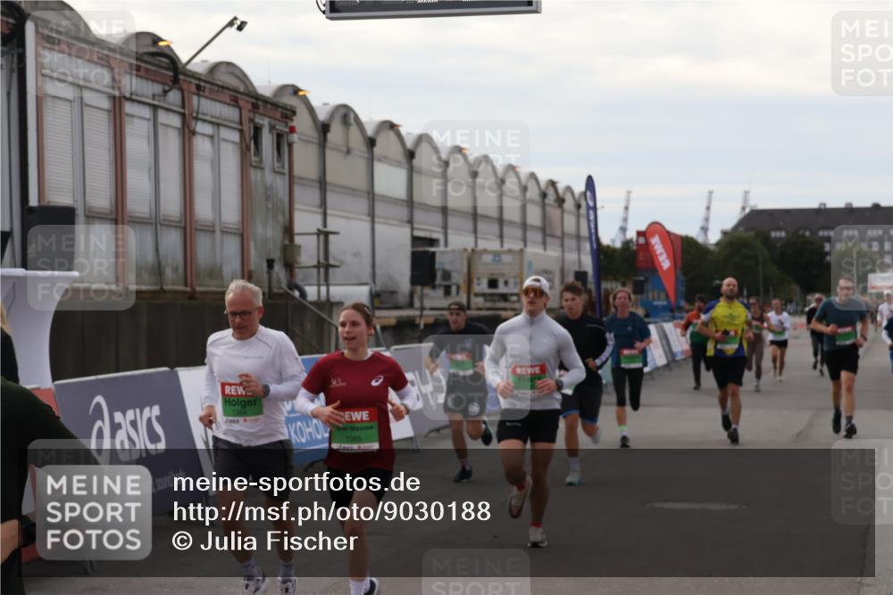 03.10.2025 - Köhlbrandbrückenlauf Julia Fischer http://msf.ph/oto/9030188 03.10.2025 16:10:33 Ziel 7112, 7126, 7217, 7304, 7384, 7385, 7543, 7562, 7648, 7844, 8097, 8153, 8798, 9542, 9652 meine-sportfotos.de
