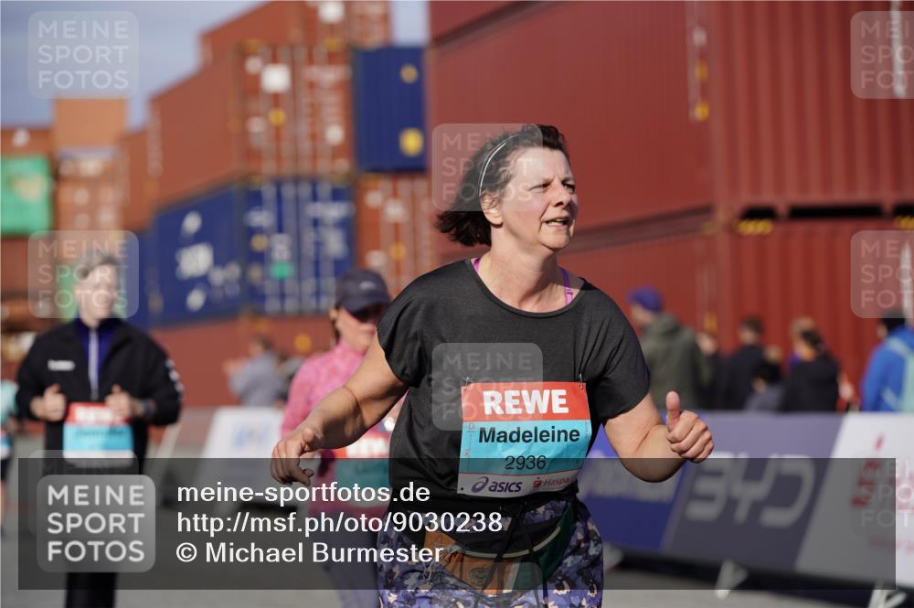 03.10.2025 - Köhlbrandbrückenlauf Michael Burmester http://msf.ph/oto/9030238 03.10.2025 10:35:28 Ziel 2232, 2755, 2924, 2936 meine-sportfotos.de