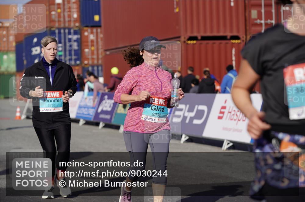 03.10.2025 - Köhlbrandbrückenlauf Michael Burmester http://msf.ph/oto/9030244 03.10.2025 10:35:29 Ziel 2232, 2755, 2924, 2936 meine-sportfotos.de