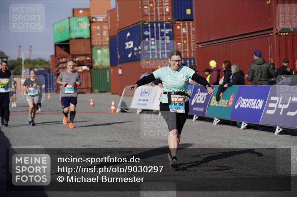 03.10.2025 - Köhlbrandbrückenlauf Michael Burmester http://msf.ph/oto/9030297 03.10.2025 10:35:34 Ziel 1729, 2513, 2558, 2924 meine-sportfotos.de