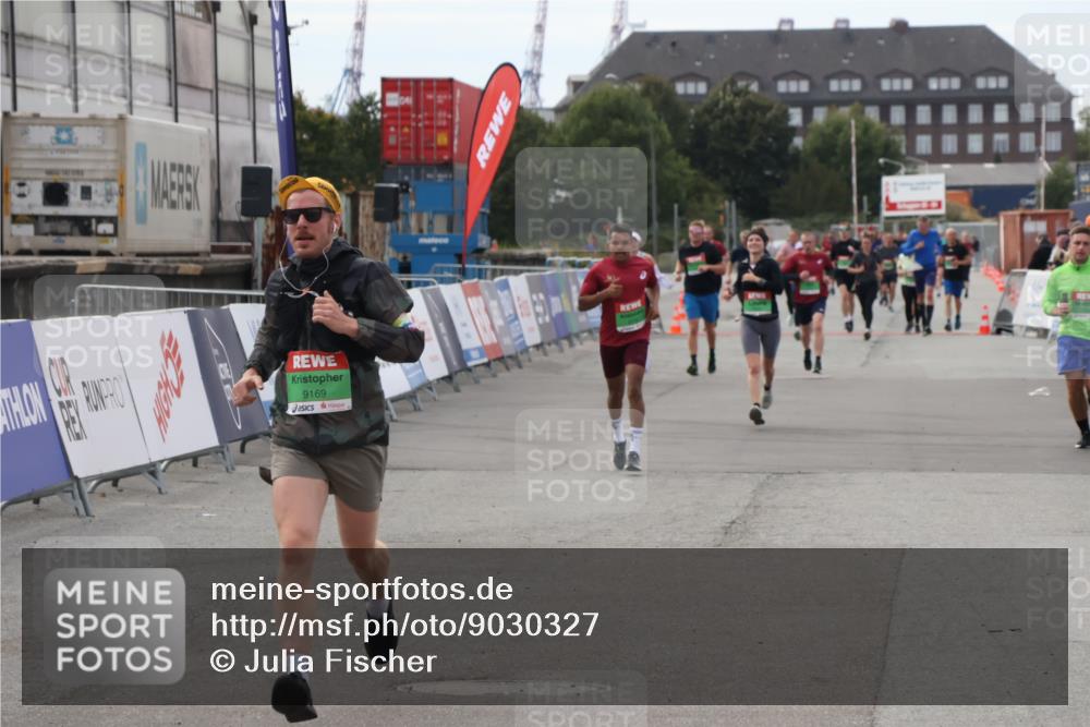 03.10.2025 - Köhlbrandbrückenlauf Julia Fischer http://msf.ph/oto/9030327 03.10.2025 16:10:53 Ziel 7549, 8776, 9169 meine-sportfotos.de
