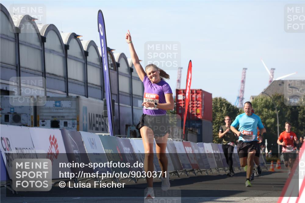 03.10.2025 - Köhlbrandbrückenlauf Luisa Fischer http://msf.ph/oto/9030371 03.10.2025 13:04:06 Ziel 4056, 4127, 4349, 4372, 4480, 5721, 5950, 5958, 6392 meine-sportfotos.de