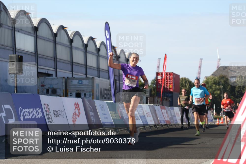 03.10.2025 - Köhlbrandbrückenlauf Luisa Fischer http://msf.ph/oto/9030378 03.10.2025 13:04:07 Ziel 4056, 4349, 4372, 4480, 5721, 5950, 5958, 6392 meine-sportfotos.de