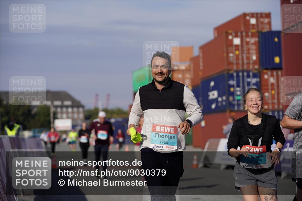 03.10.2025 - Köhlbrandbrückenlauf Michael Burmester http://msf.ph/oto/9030379 03.10.2025 10:35:40 Ziel 1729, 2148, 2418, 2474, 2513, 2558 meine-sportfotos.de
