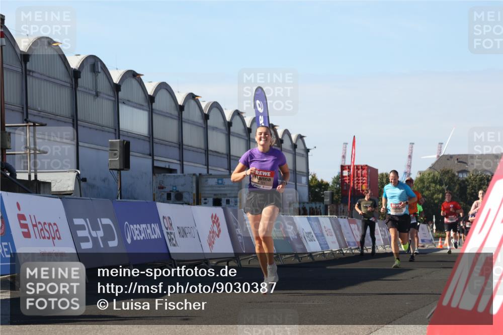 03.10.2025 - Köhlbrandbrückenlauf Luisa Fischer http://msf.ph/oto/9030387 03.10.2025 13:04:07 Ziel 4056, 4349, 4372, 4480, 5721, 5950, 5958, 6392 meine-sportfotos.de