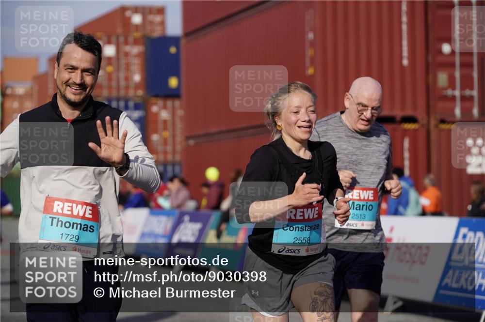 03.10.2025 - Köhlbrandbrückenlauf Michael Burmester http://msf.ph/oto/9030398 03.10.2025 10:35:41 Ziel 1729, 2148, 2418, 2474, 2513, 2558 meine-sportfotos.de