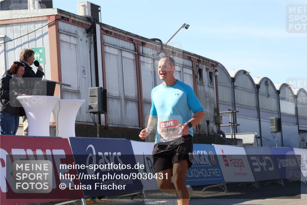 03.10.2025 - Köhlbrandbrückenlauf Luisa Fischer http://msf.ph/oto/9030431 03.10.2025 13:04:13 Ziel 4056, 4372, 4480, 5055, 5721, 6038, 6523, 6724 meine-sportfotos.de