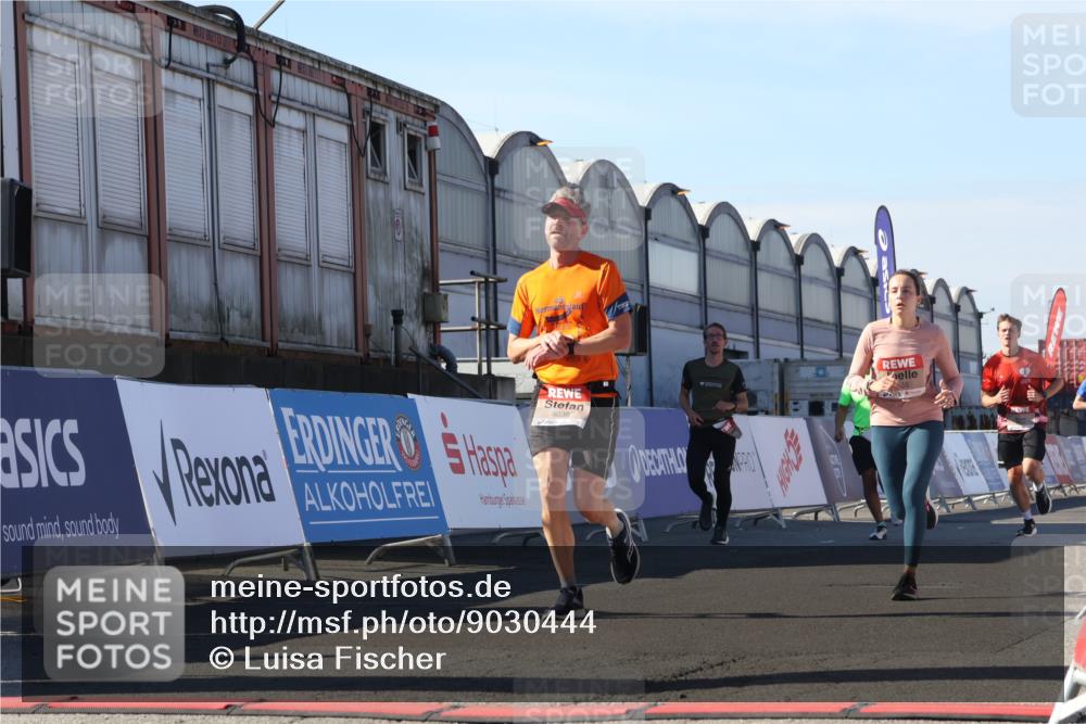 03.10.2025 - Köhlbrandbrückenlauf Luisa Fischer http://msf.ph/oto/9030444 03.10.2025 13:04:15 Ziel 4480, 5055, 5721, 6038, 6250, 6251, 6523, 6724 meine-sportfotos.de