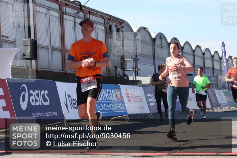03.10.2025 - Köhlbrandbrückenlauf Luisa Fischer http://msf.ph/oto/9030456 03.10.2025 13:04:16 Ziel 4494, 5055, 5721, 6038, 6250, 6251, 6523, 6724 meine-sportfotos.de