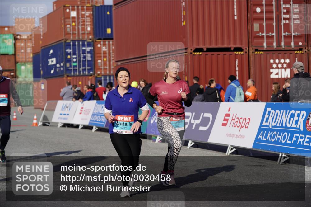 03.10.2025 - Köhlbrandbrückenlauf Michael Burmester http://msf.ph/oto/9030458 03.10.2025 10:35:45 Ziel 2148, 2418, 2474, 3565, 3566 meine-sportfotos.de