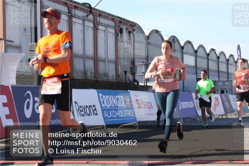 03.10.2025 - Köhlbrandbrückenlauf Luisa Fischer http://msf.ph/oto/9030462 03.10.2025 13:04:16 Ziel 4494, 5055, 5721, 6038, 6250, 6251, 6523, 6724 meine-sportfotos.de